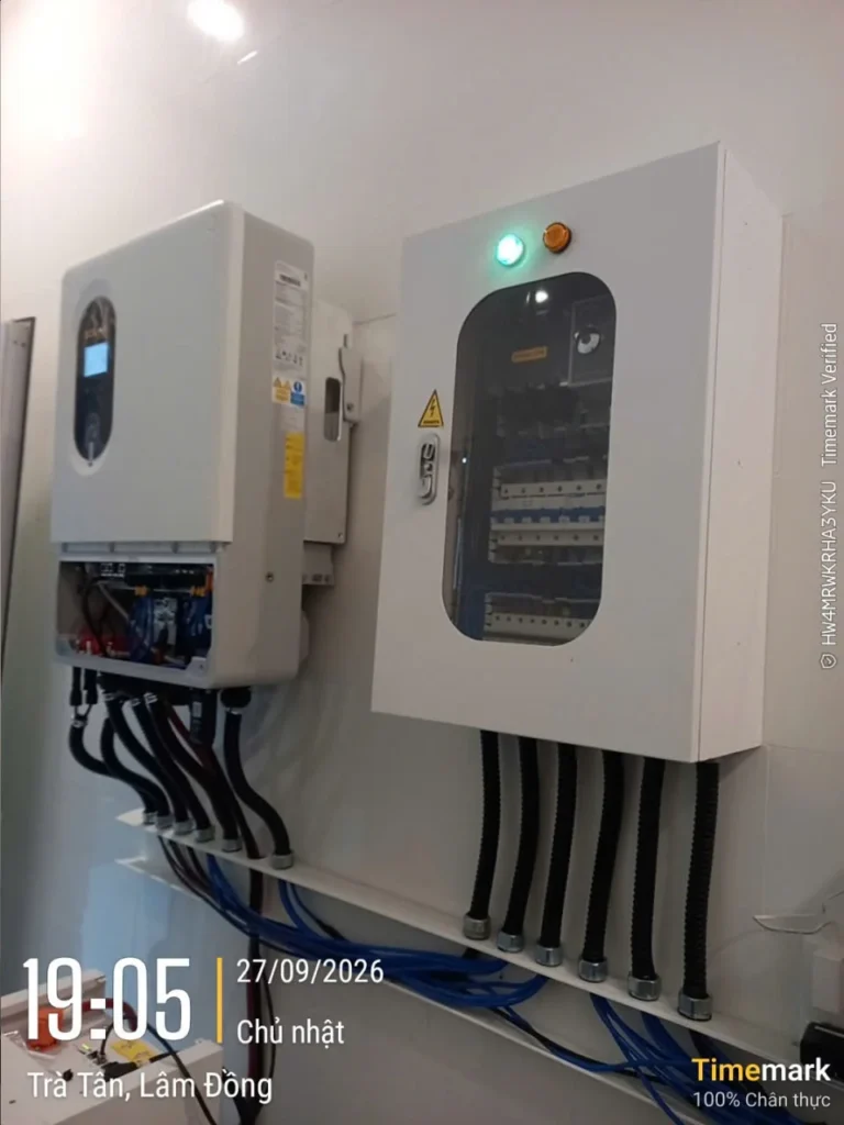 Inverter và tủ điều khiển của hệ thống điện mặt trời