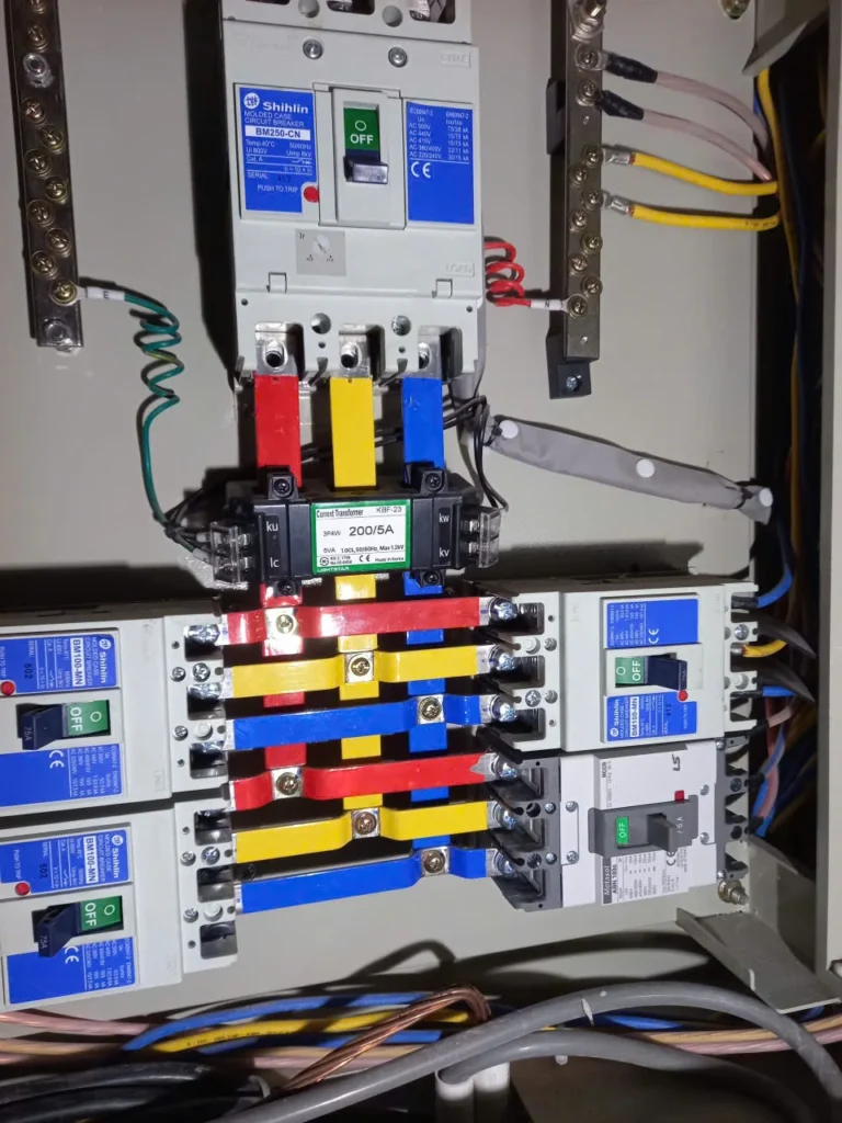 Chi tiết thiết bị đóng cắt và thanh dẫn trong tủ điện