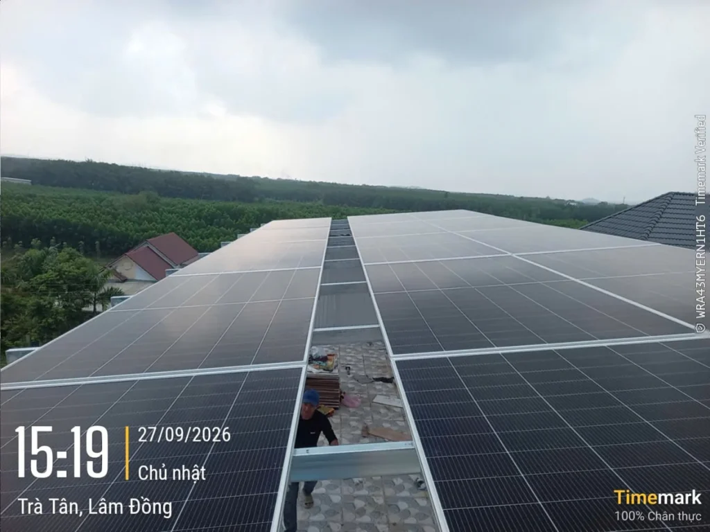 Giàn pin mặt trời lắp trên mái công trình tại Lâm Đồng
