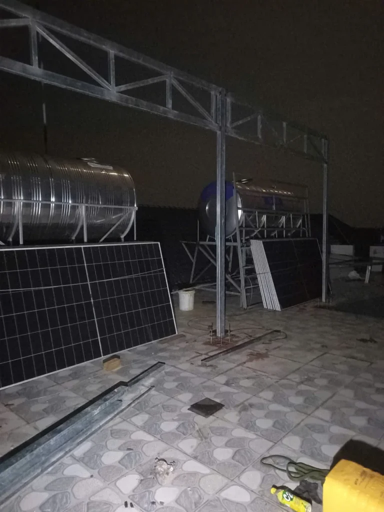 Tấm pin mặt trời và khung lắp đặt trên mái công trình